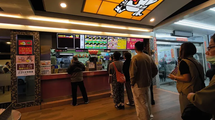 洗完澡，待在床上，看了丹丹漢堡的營業時間，走路10幾分鐘，基於一種：我有何理由不趣的心態（原本要去圖書館，結果週日五點就閉館）開走