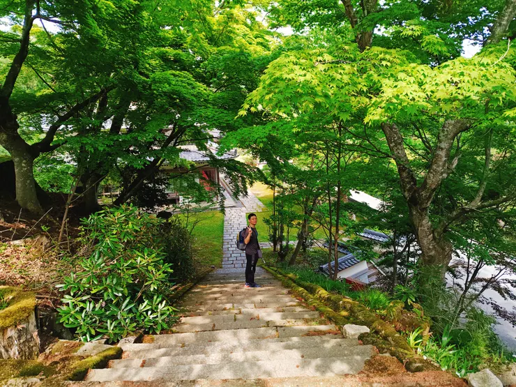 成相寺本堂旁的屋宅