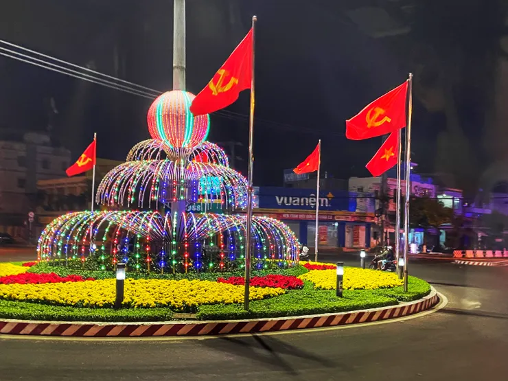 芽莊這邊圓環數量堪比台南市,裝飾風格都會融入共產黨標誌