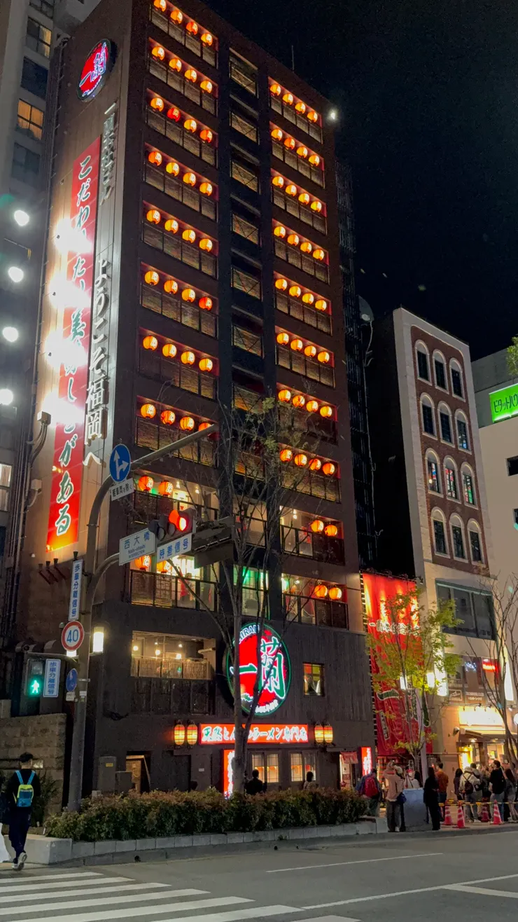 表演活動還蠻熱鬧的,對面蠻多圍觀人潮