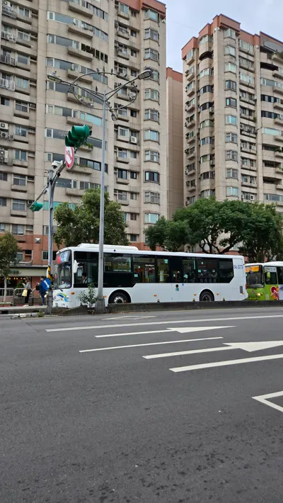 純白公車極簡美學