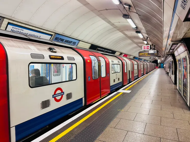 倫敦地鐵，在倫敦的同學可以辦牡蠣Oyster卡通勤。