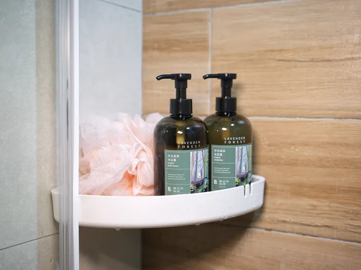 我浴室架上的沐光森林沐浴洗髮露