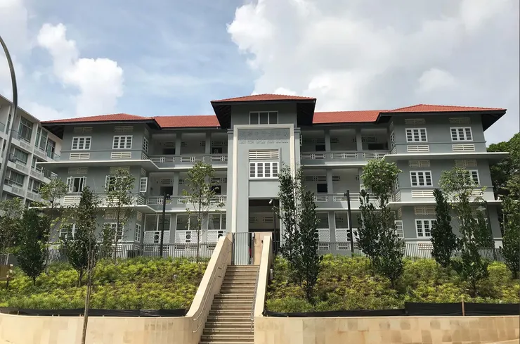 網路照片:社區後門進去就是南華女校舊址,現今幼兒園還保留舊招牌。