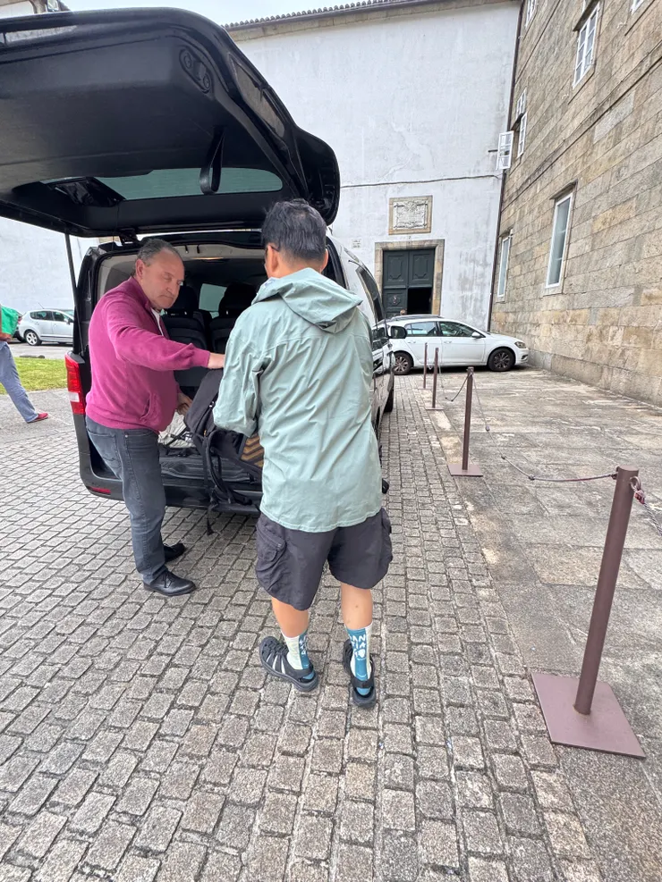 從飯店坐計程車到Compostela機場約20分鐘 約20歐