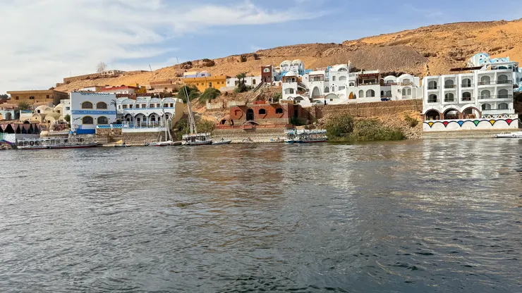 搭船往努亞比市集