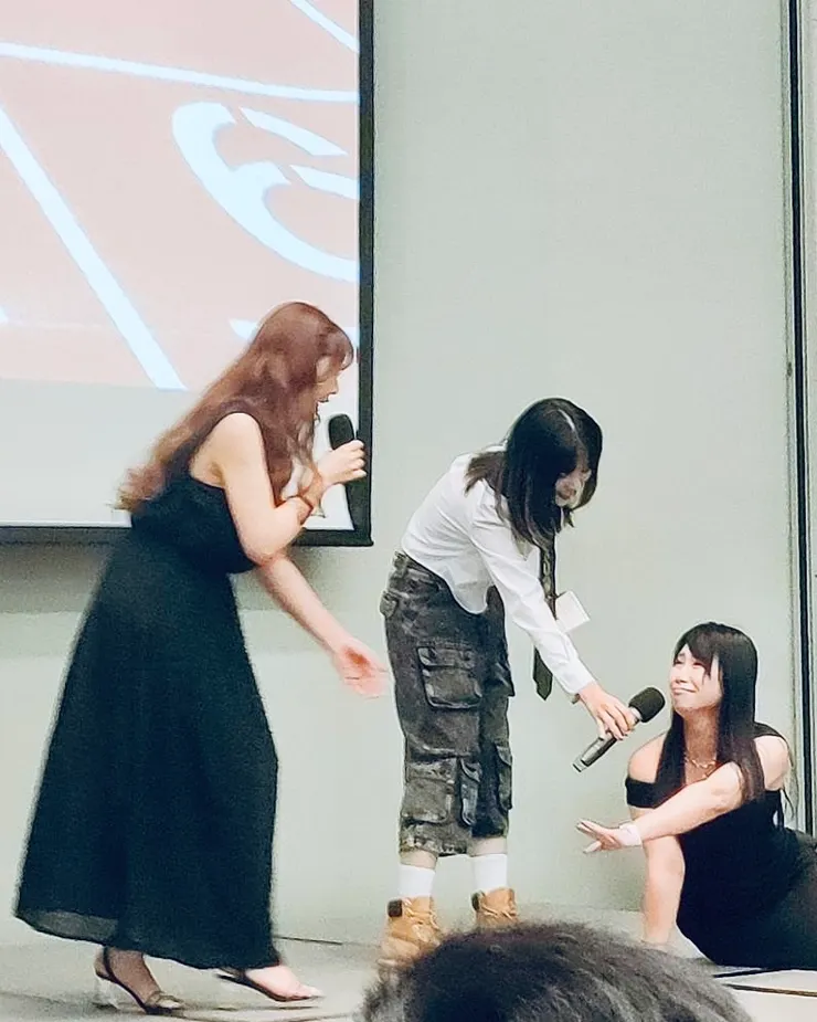 一上台我就跌倒在台上,跟波多野老師求救(上台前有先跟工作人員說,避免他們嚇到)