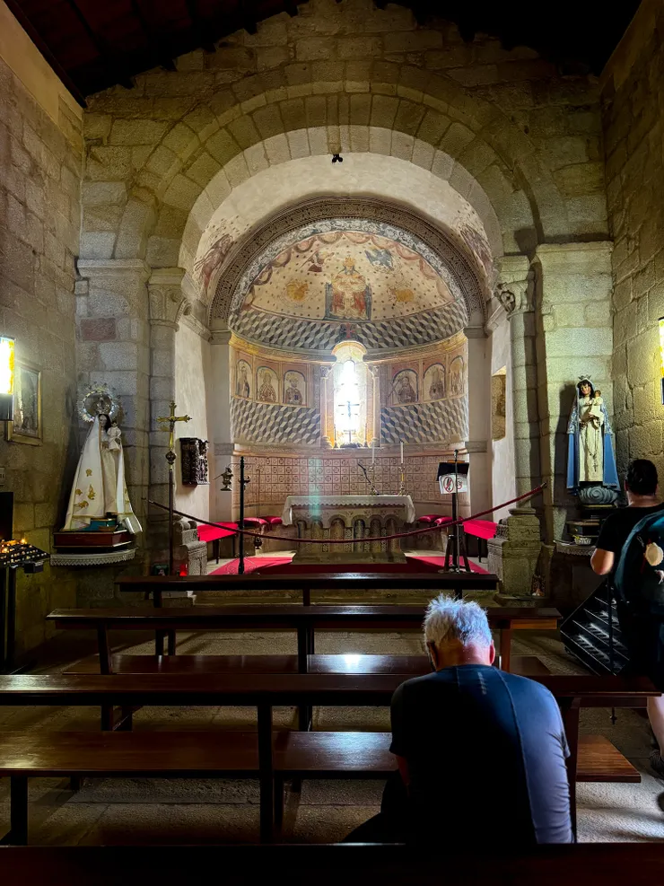 這間古老教堂有二三個不同的空間