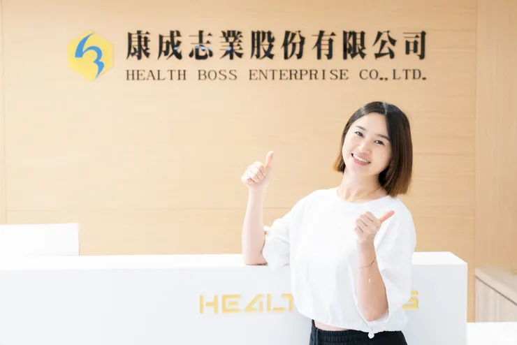 陳玲轉職到康成志業實現家庭與職業的雙贏，能憑業績賺取高額獎金又能周休二日兼顧家庭。