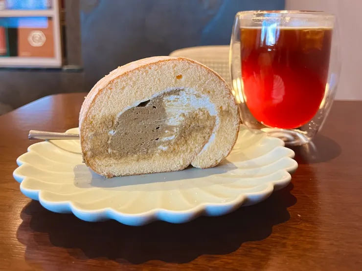 紅烏龍生乳捲-NT$100 & 美式咖啡-NT$90