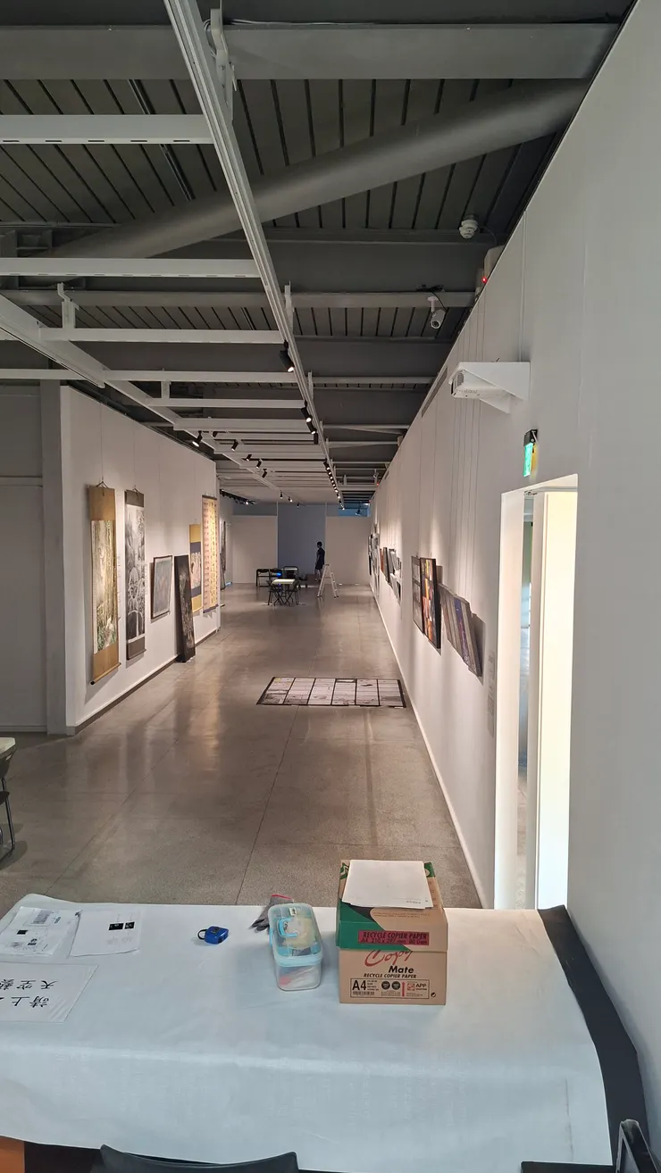 透過玻璃依然可以看到藝廊內部