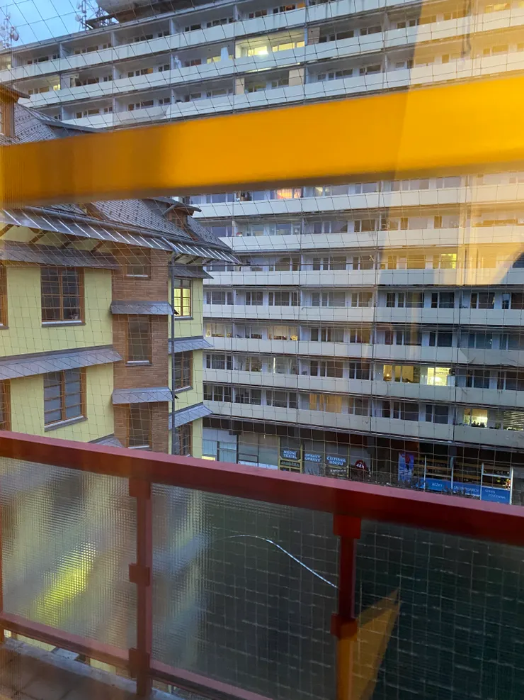 ▲從民宿陽台望出去的清晨，天空幾乎被對面的住宅大樓佔據，而對面總有幾盞和我一樣早起的燈。