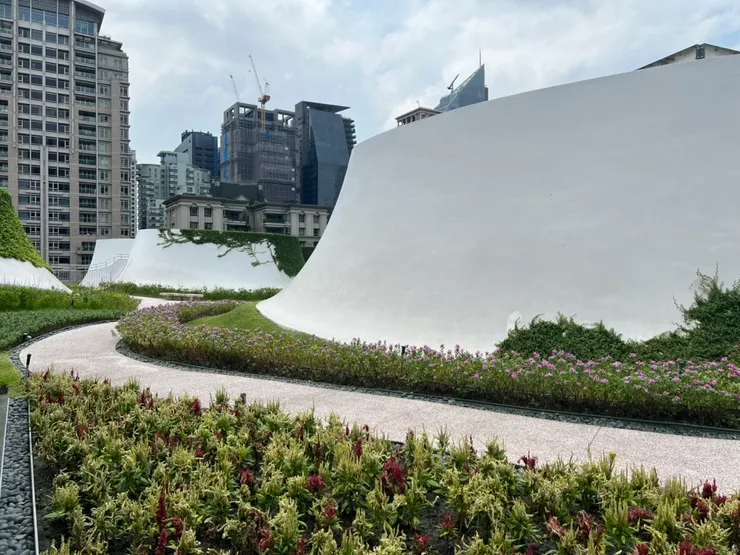 不同顏色的花草，應該也是精心設計種下的吧？