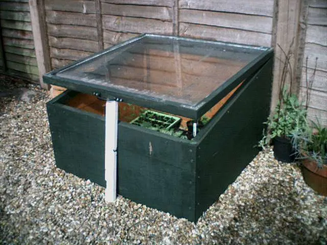 cold frame。By Moormand at English Wikipedia - Transferred from en.wikipedia to Commons., Public Domain