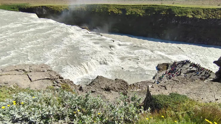 由第二觀景台俯視瀑布，照片右下角可見突出水面的三角形觀景平台。