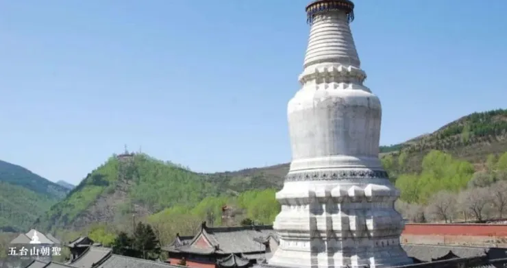 五台山標誌性建築——白塔與群山。