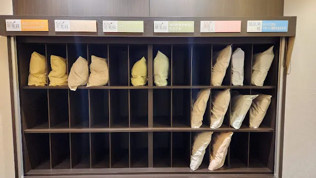 2樓有眾多不同類型的枕頭供挑選