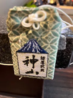 因為看到金錢持續在流出，所以難免會容易感到匱乏，因為大部分人的家中並沒有存放著金山或銀山，都需要靠著不斷創造收入才能應付日常所需。雖然這些基本開銷是會一直存在的，但仍然可以用一種富足的心態，來看待這些支出。想想看，這些支付出去的款項，不也是成為他人的收入來源嗎？