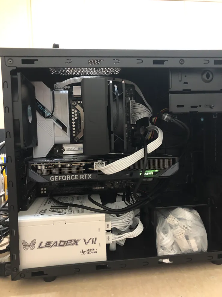 線路整理完之後的樣子，黑白配置，意外的好看。