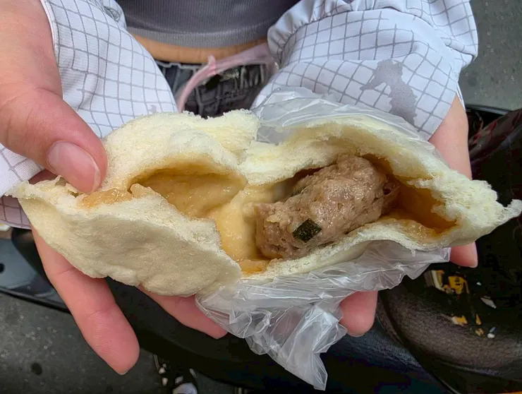 鮮肉肉包，鹹香肉餡風味佳，可惜皮佔了7成，整體份量小，空虛感重。