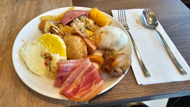 遠雄悅來大飯店英倫西餐廳的早餐居然有韭菜盒子耶！超酷！