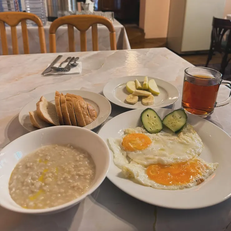 辦簽證前要吃飽。青年旅館提供的早餐，左下的燕麥粥甜甜的很好吃