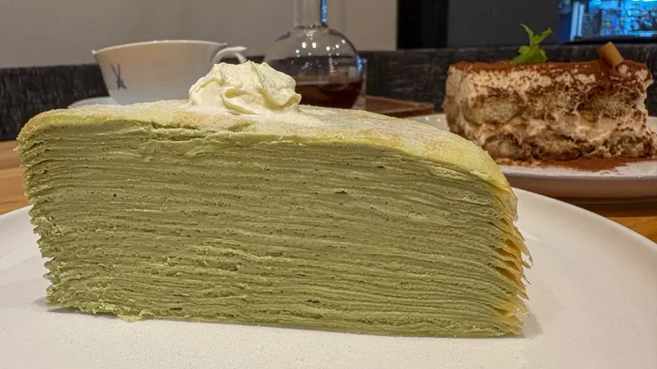 千層蛋糕厚度驚人，但裡面也都很濕潤，不會太乾。