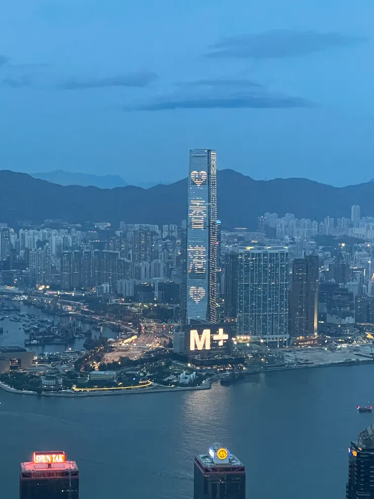 華燈初上，鏡頭中為香港最高樓~環球貿易廣場。