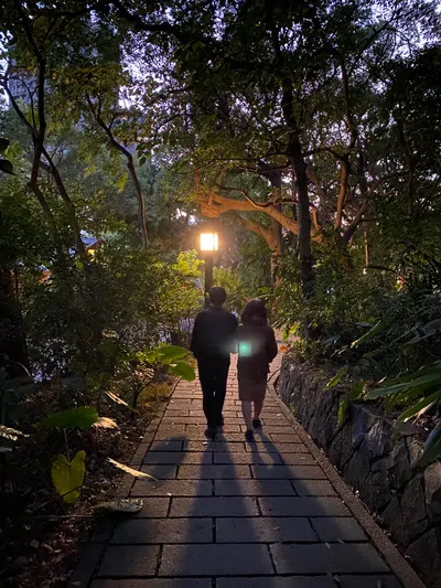 在生命的路上，不斷地向前走的背影