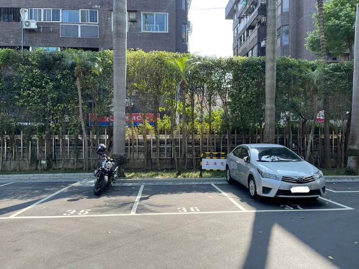 我到立法院開會的時候，在立法院內的停車場直接以行為藝術表達，什麼叫「荒謬至極、指鹿為馬的重機停車規定」。因為全世界只有台灣腐敗的交通機構，有這種充滿惡意、強迫機車停汽車格的奇葩規定。