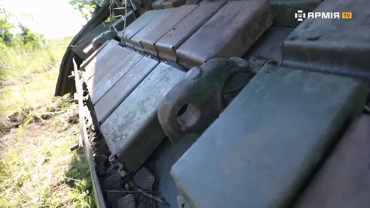 車體前側的反應裝甲只是虛有其表，並無實際功能。(畫面來源：Армія TV))