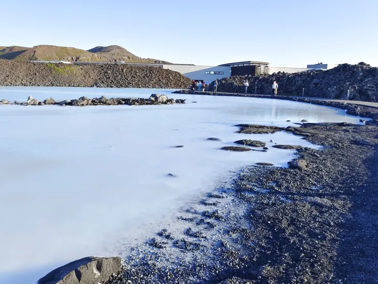 藍湖溫泉外的蓄水池。