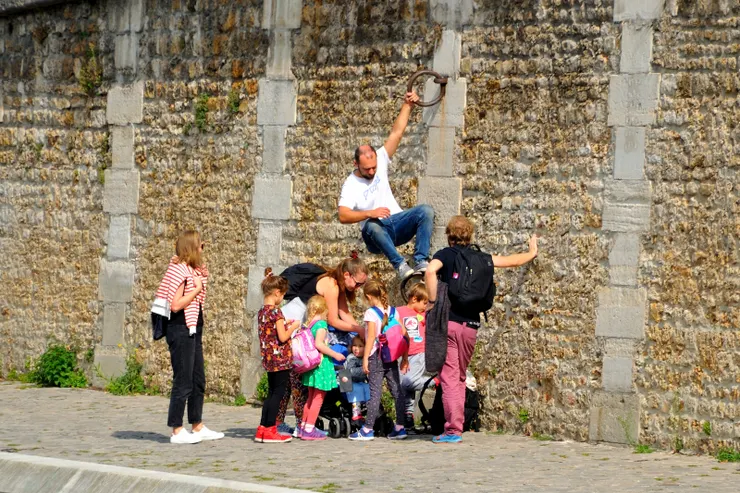 【船行河中左顧右盼指點建築橋樑！拉近看上圖岸邊人，危險動作請勿模仿，呵！此處為塞納河畔公園（Parc Rives de Seine），不知那鐵環的原始用途為何？繫船？繫馬？】