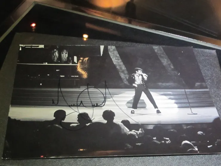 照片把歷史性的一刻定格下來,旁邊還有MJ的簽名。