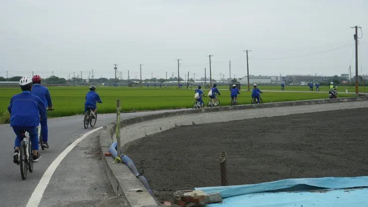 彰化縣立二林高級中學校訂必修二林譜,其中下學期的踏查課程結合在地產業,開啟學生對於地方環境的眼光。