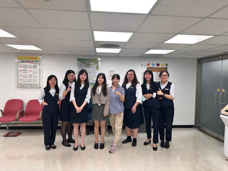 宜庭與實習單位前輩們合照