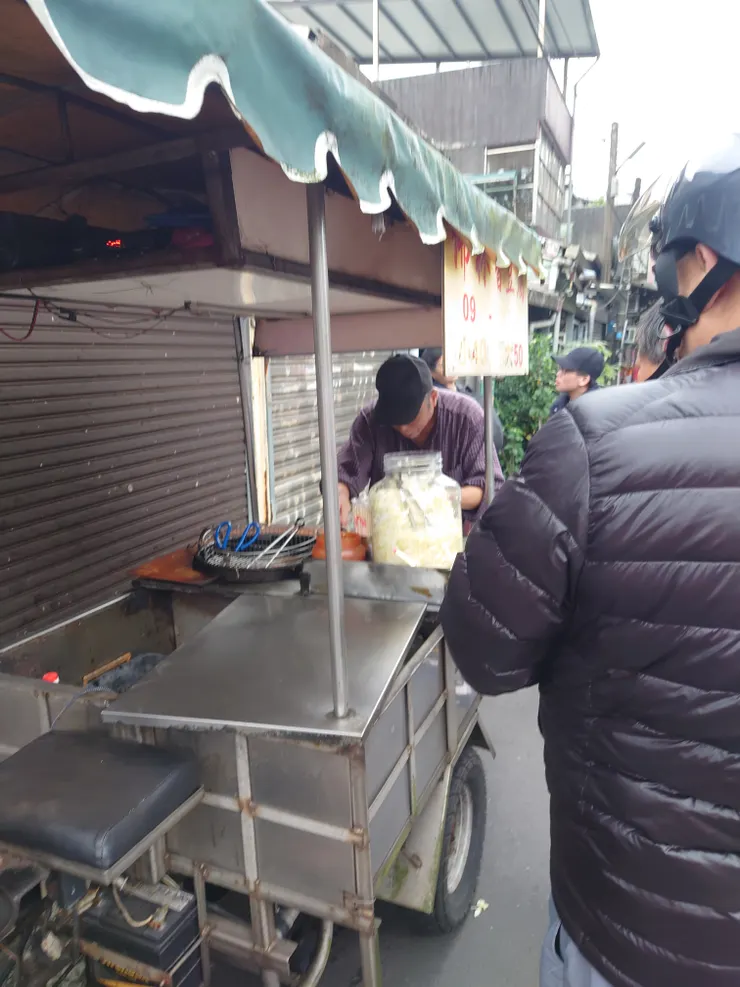 遇到一位阿北販賣臭豆腐，阿北需要你我的支持