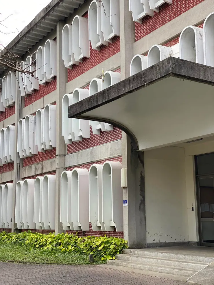 遮陽板呈現出一圈圈湧動的白色波浪效果