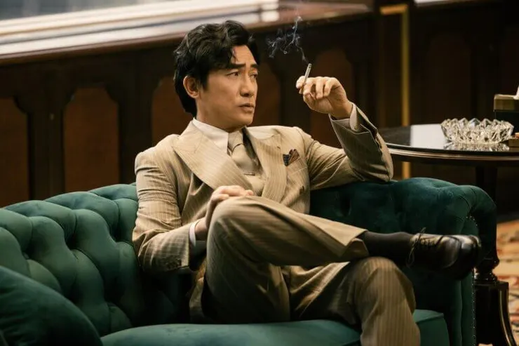 梁朝偉飾演的程一言，從懷抱理想到一步步被慾望啃食的變化，其豐富誇張的演技是最大的亮點。（圖／龍祥電影提供）