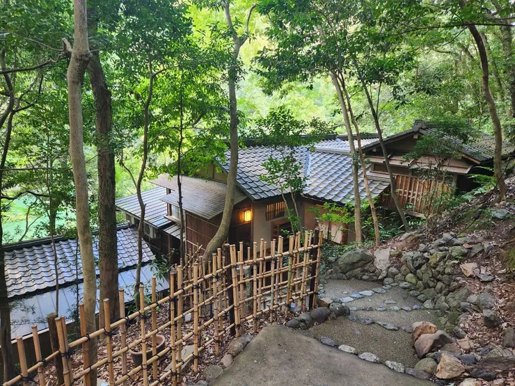 前面就是松籟庵、日式風格的房子