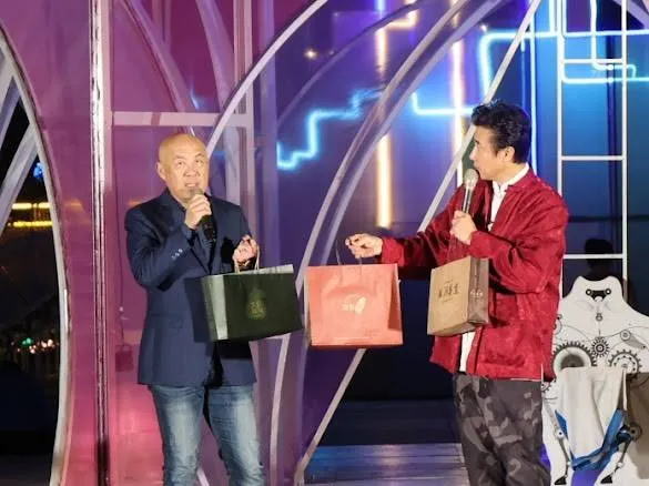 亞洲美食天王陳鴻化身美食推廣大使，與「洄瀾薯道」創辦人兼董事長劉瑞祺一同介紹花蓮伴手禮與美食。圖/花蓮縣政府提供