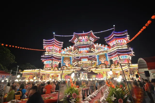 中元祭的跨宗教性質和無階級區分特徵，使其成為整合不同族群、緩解社會緊張的重要機制。來源：基隆市政府