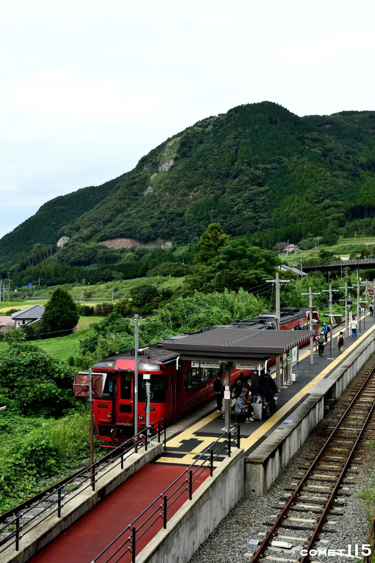 立野站的月台除了可讓列車交會折返，還可以直通南阿蘇鐵道