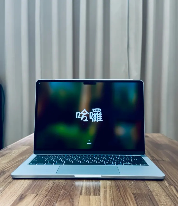 在便利商店筆電黑屏之後，這句「哈囉」成了我人生新階段的第一句問候。