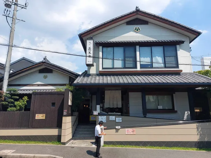 ATSUKA本店的外觀，裝潢十分古典漂亮，感覺就像去傳統高級庭院喝下午茶一樣