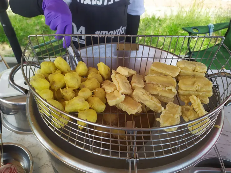 美味的菱角酥，一包50元，旁邊還有炸甜糕，就是由炸甜年糕，是老闆娘自己做的。