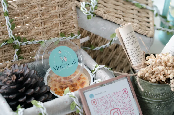 繆思貓說，焦糖脆殼下，是綿密細緻的蛋奶香，每一口都像是重新愛上的驚喜！