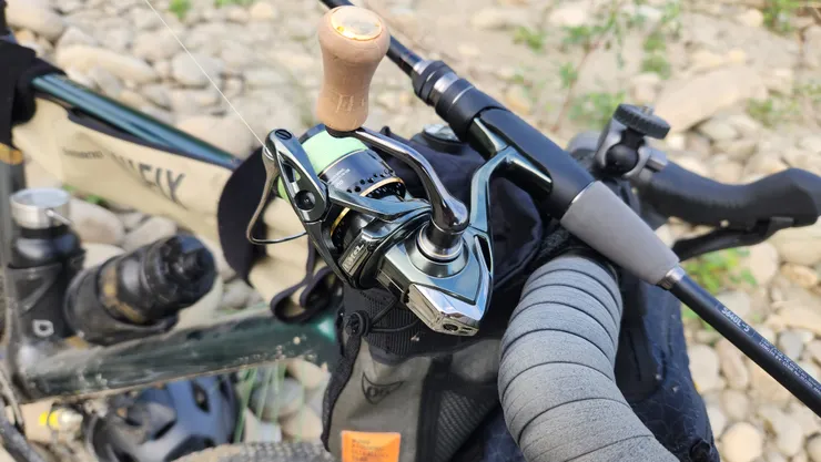 我所使用的捲線器是2023年款Shimano CARDIFF XR，它是為了溪流路亞釣手而打造的，外觀上最大特點為深綠色機身，與佈滿苔蘚的峽谷十分融合。這配色剛好也很搭我的Giant Revolt X。