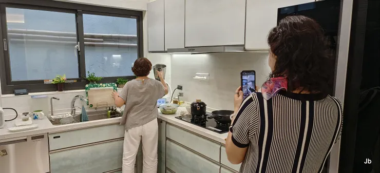 設計師贈送暱稱小美的料理機做為我們喬遷的賀禮，這是7/1請他們夫婦吃飯，她錄下妻使用的情形。