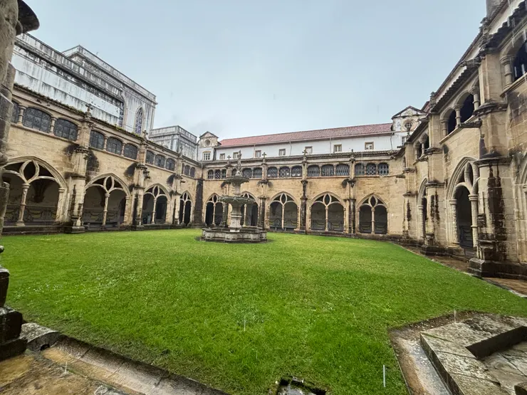 修道院的中庭（again)